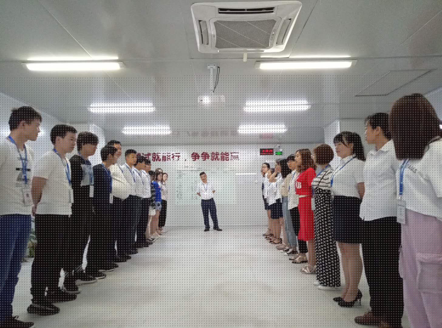 小銘打樣銷售、運營及一線員工團(tuán)隊晨會